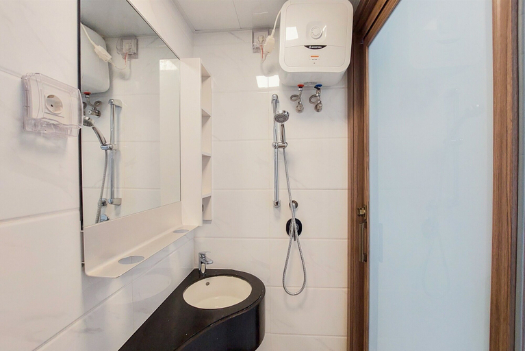 Bathroom 4, Comfy Studio At Sky House Bsd Apartment, South Tangerang
