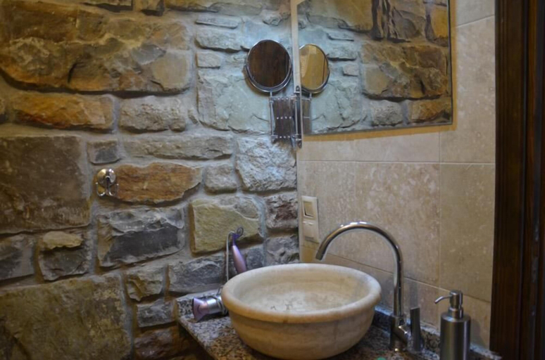 Bathroom sink, Degirmen Konukevi, Gökçeada