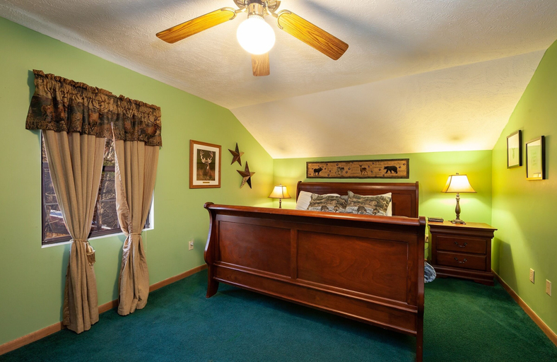 Bedroom 2, Bearfootin' 3 Bedroom Cabin by RedAwning, Sevier
