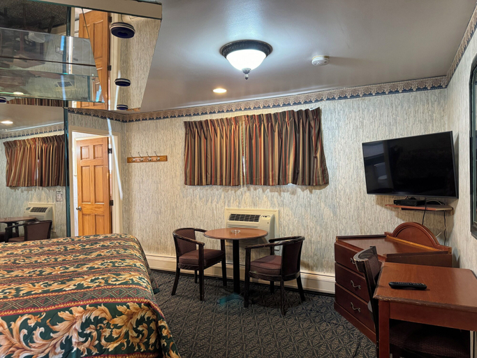 Bedroom 4, Royal Motel, Secaucus
