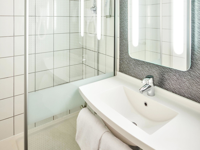 Bathroom 4, ibis Bordeaux Centre Meriadeck, Gironde