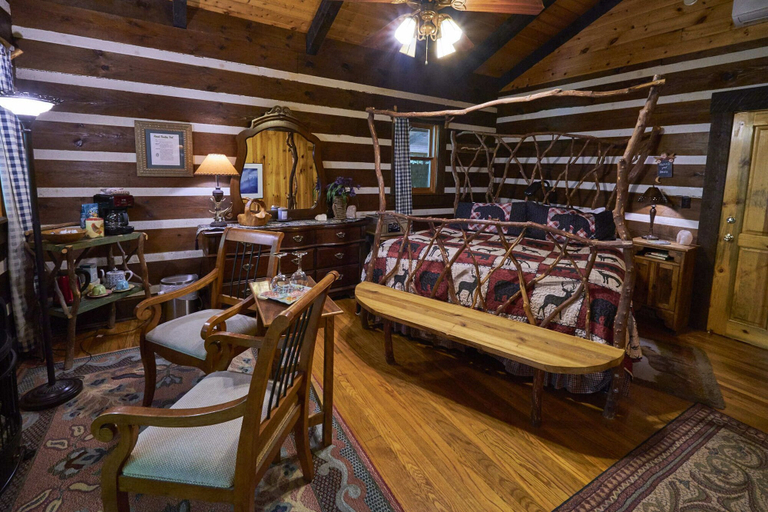 Room 3, Creekwalk Inn and Cabins, Cocke
