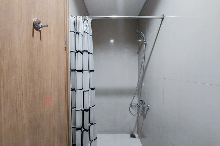Bathroom 4, Minimalist And Nice Studio At Tree Park City Cikokol Apartment, Tangerang