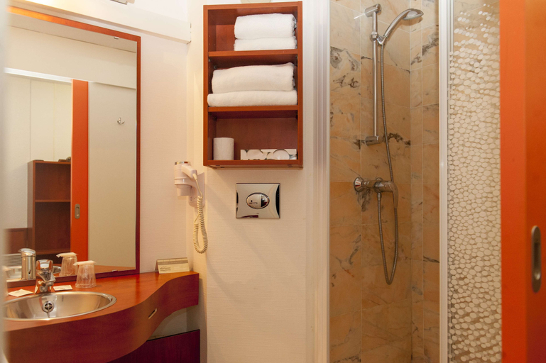 Bathroom 4, Brit Hotel Agen - L'Aquitaine, Lot-et-Garonne