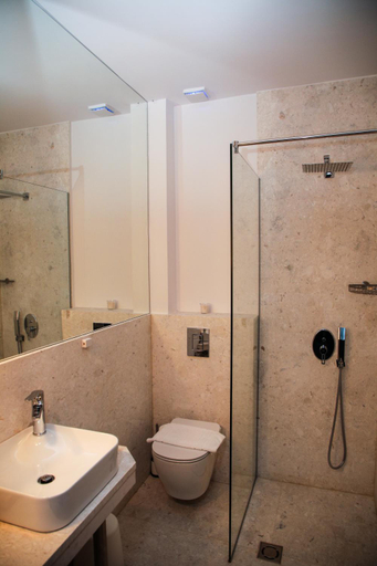 Bathroom 3, Dim's Hotel & Restaurant, Korçës