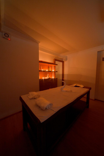 Bedroom 2, Hotel Azmakhan, Ula