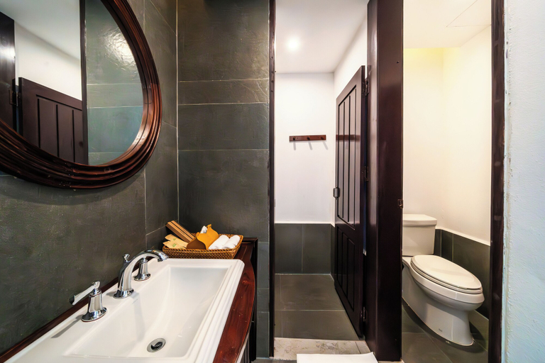 Bathroom 5, Manyo Hotel and Resort, Luang Prabang