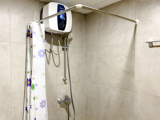 Bathroom 2, Minimalist And Strategic Studio At Pollux Chadstone Apartment, Cikarang