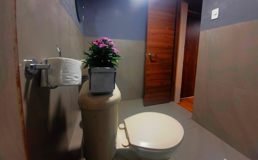 Bathroom 3, Sun Backpackers, Quito