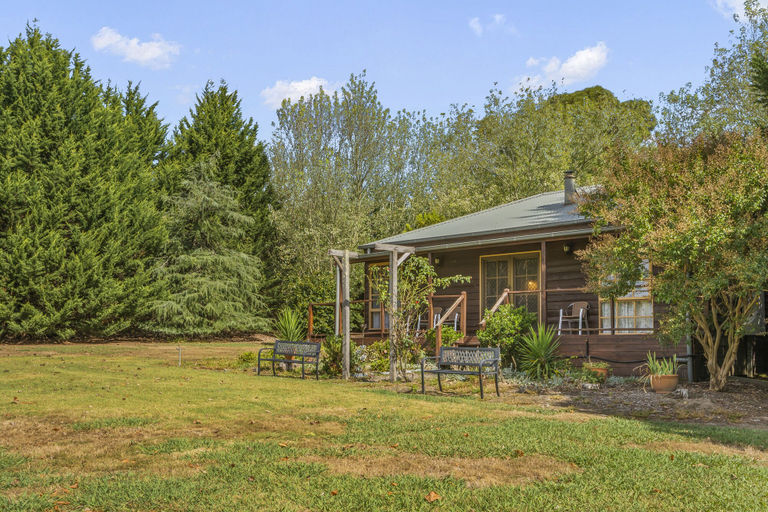 Exterior & Views, StayAU Lakeview Cottage 2BR Cozy Nature, Yarra Ranges - North