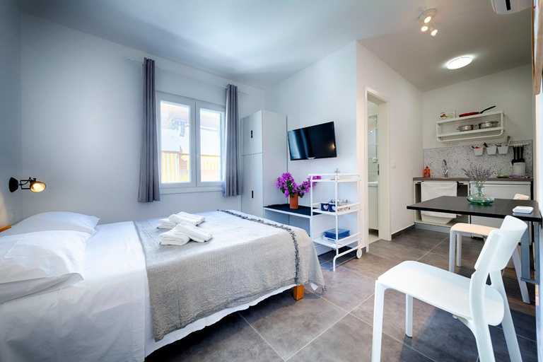Others 5, Apartmani Dule Komiza, Komiža