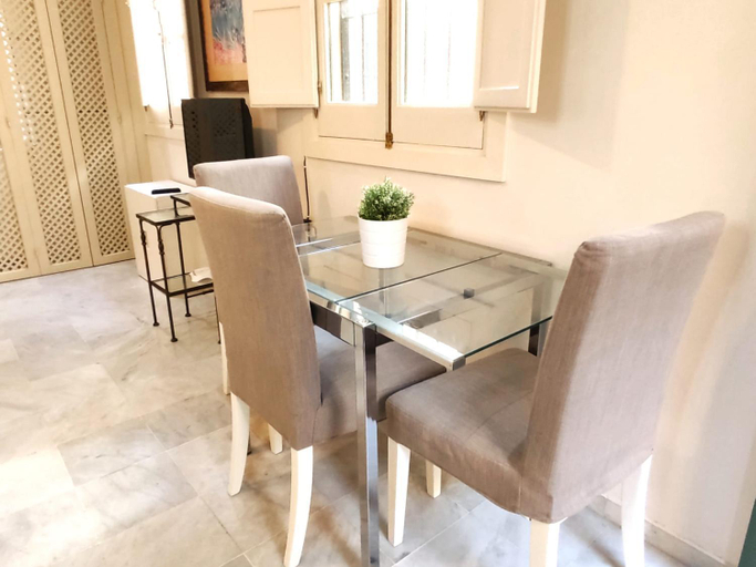 Others 5, Bright Apartment at Santa Cruz 4 pax Parking Opc, Sevilla