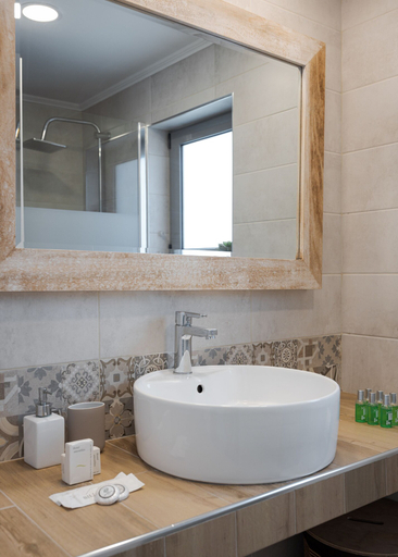 Bathroom 2, Varkiza Seaside Apartment, Attica