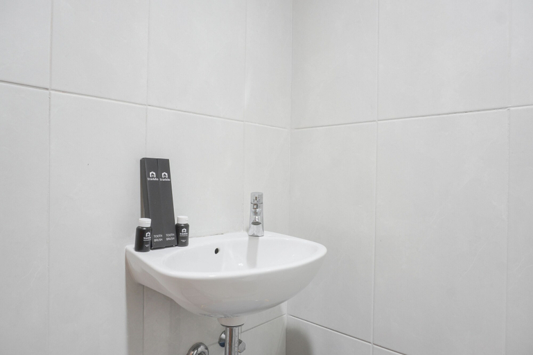 Bedroom 3, Comfy Studio Apartment At Evenciio Margonda, Depok