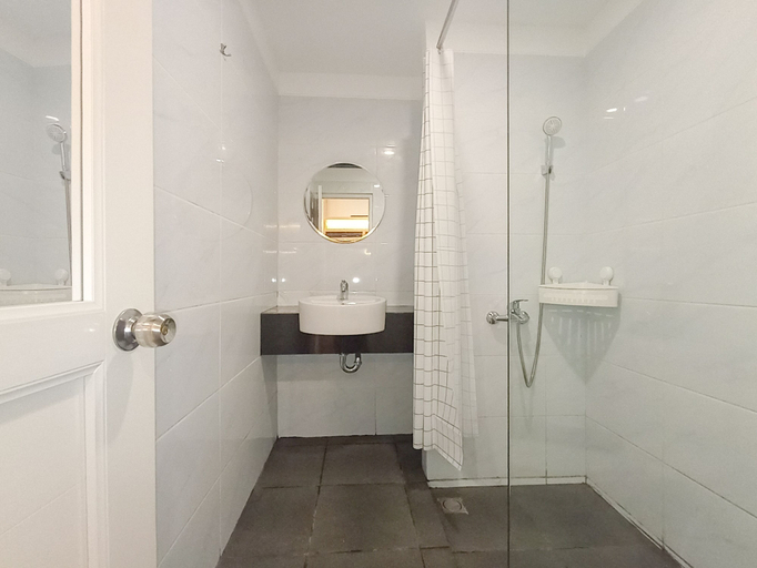 Bathroom 4, Cozy Stay Studio Room At Altuz Seturan Yogyakarta Apartment, Sleman