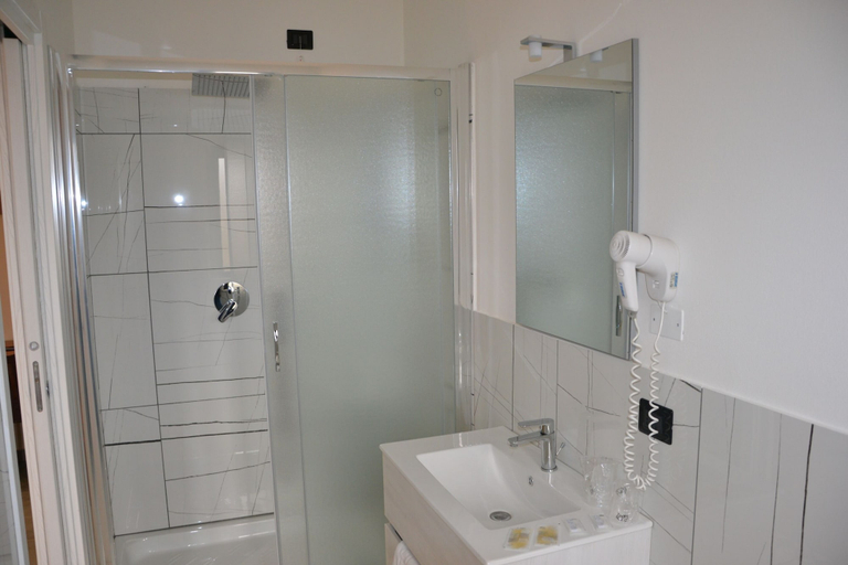 Bathroom 3, Park Hotel, Crotone