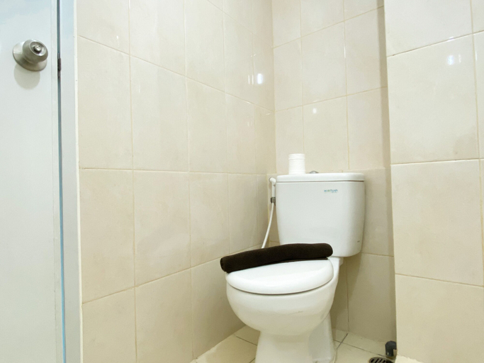 Bathroom 4, Serene Stay Studio At Springlake Summarecon Bekasi Apartment, Bekasi