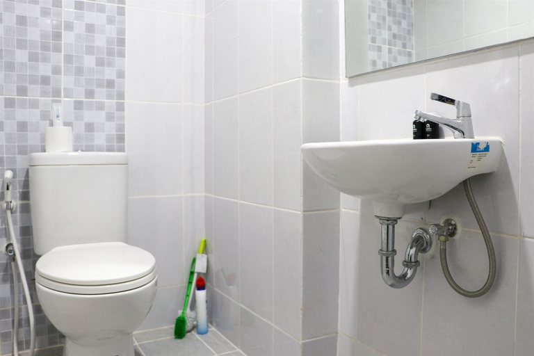 Bathroom 3, Cozy Stay Studio Room At Tokyo Riverside Pik 2 Apartment, Tangerang