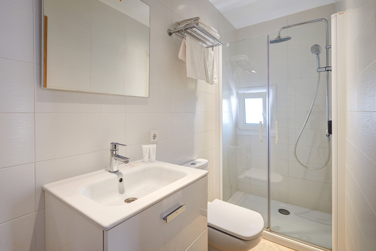 Bathroom 3, Hotel Colonial, Baleares