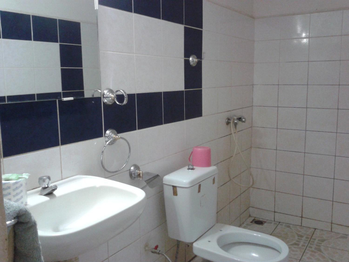 Bathroom 3, Hotel Valiha, Diana