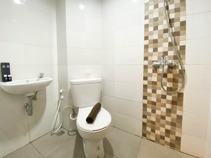 Bathroom 2, Cozy Stay And Tidy 1Br The Alton Apartment, Semarang