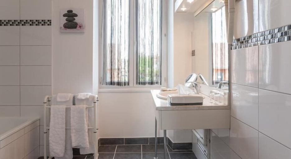 Bathroom 4, Hôtel Le Saint Jacques, Sarthe