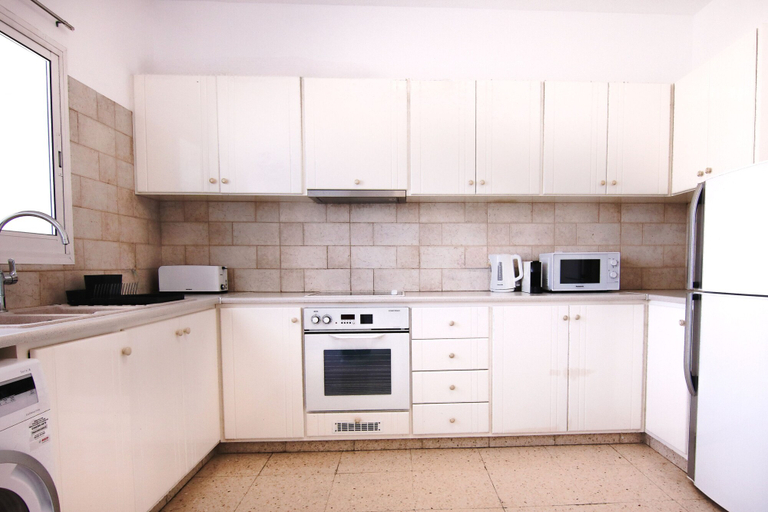 Private kitchen, Phaedrus Living: Modern City View Flat Nafi