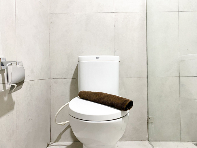 Bathroom 5, Modern And Cozy Studio Pollux Chadstone Apartment, Cikarang