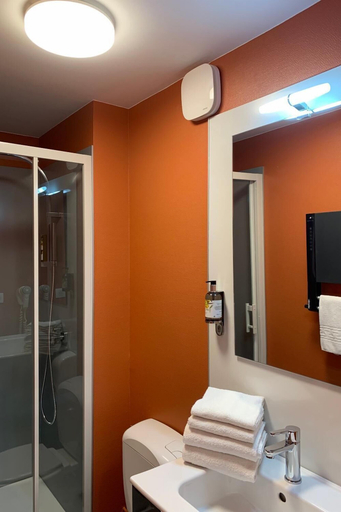 Bathroom 3, Hôtel Le Regis, Puy-de-Dôme