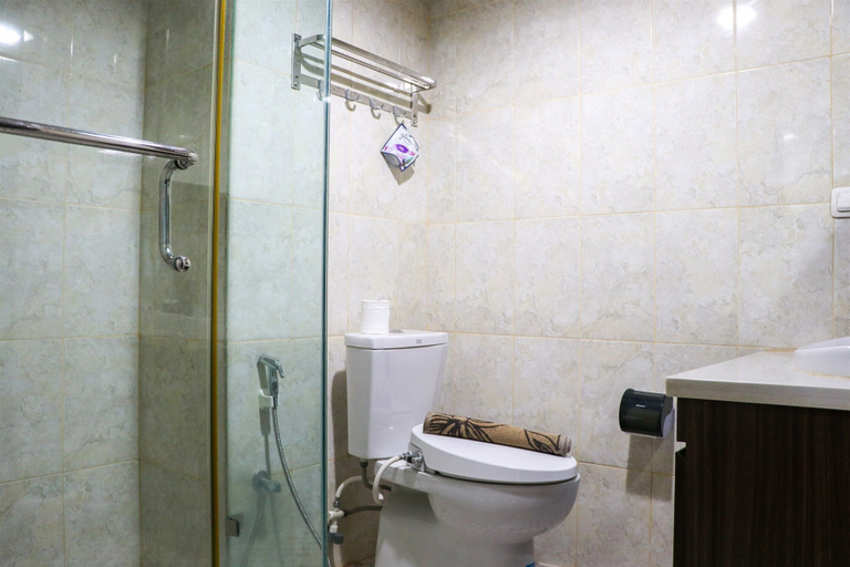 Bathroom 2, Homey And Cozy Living Studio At Tamansari The Hive Apartment, Jakarta Timur