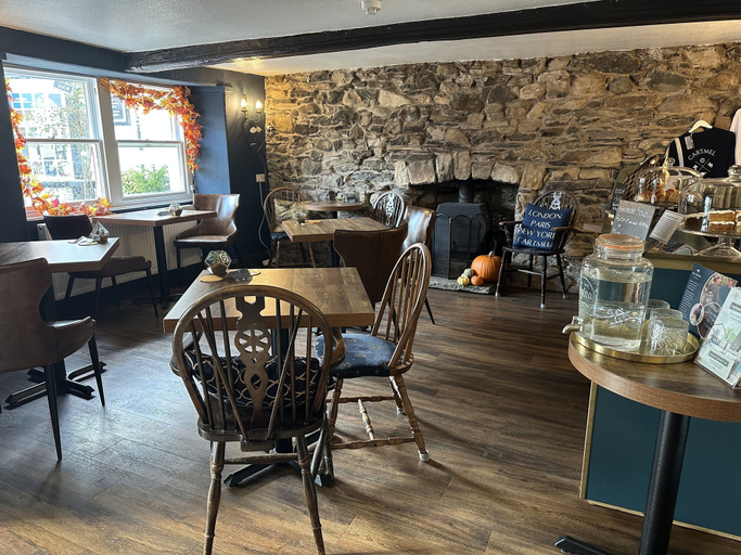 Food & Drinks 4, Coffee & Stays at Cartmel Square, Cumbria