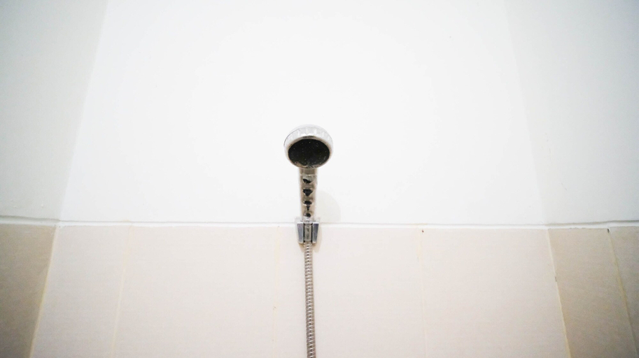 Bathroom 2, Cozy Living Studio At Bale Hinggil Apartment, Surabaya