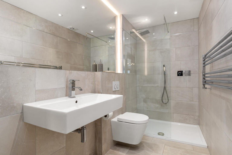 Bathroom 3, Spinnaker - Close to Town, Sea Views, Pembrokeshire