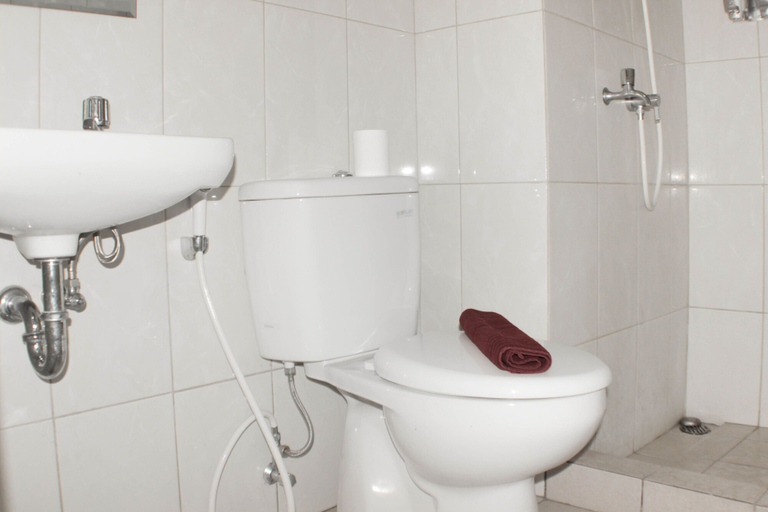 Bathroom 3, Comfort Living 3Br At Springlake Summarecon Bekasi Apartment, Bekasi