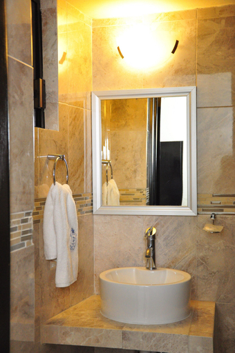 Bathroom 4, Imperial, Coatepec