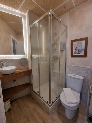 Bathroom 3, Le Petit Palu- Flora, Madrid