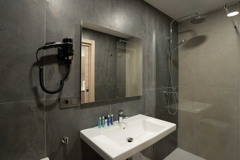 Bathroom 4, Prisma Suites, Salamanca