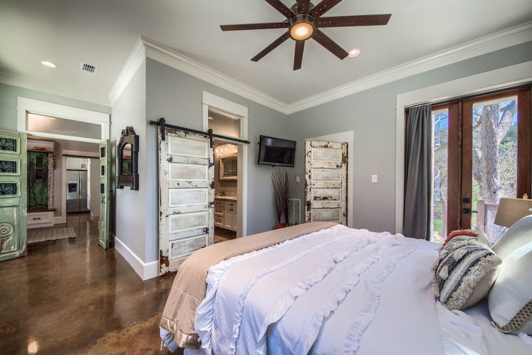 Room 2, River Repose Rr 7134 4 Bedroom Home by RedAwning, Comal
