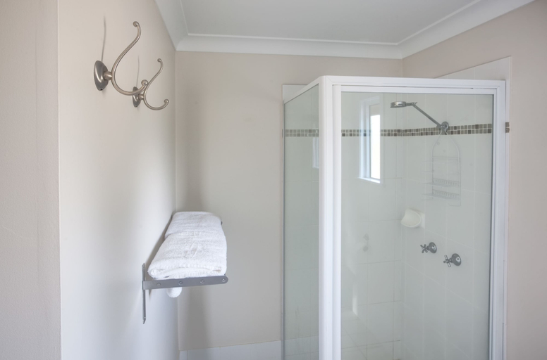 Bathroom 3, High Street Motor Inn, Stanthorpe