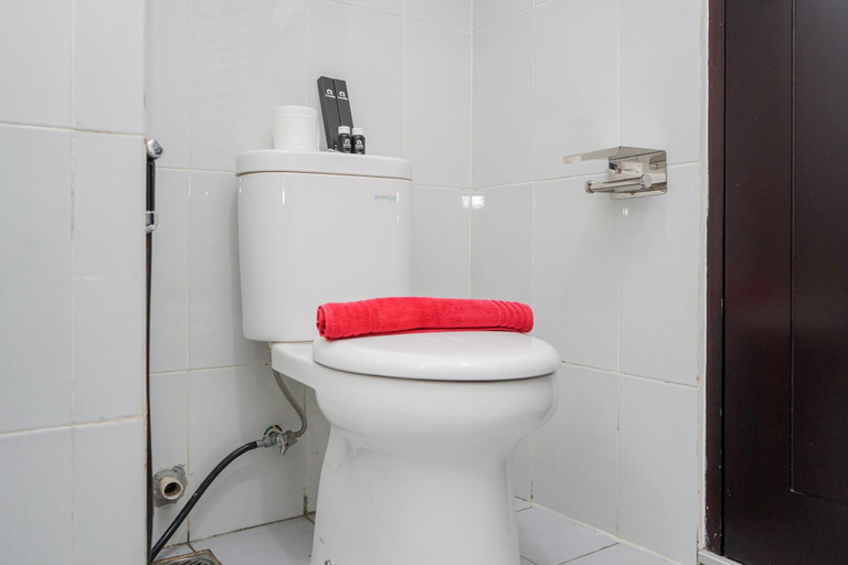 Bathroom 2, Comfy And Cool Interior 1Br At Casa De Parco Apartment Bsd, Tangerang