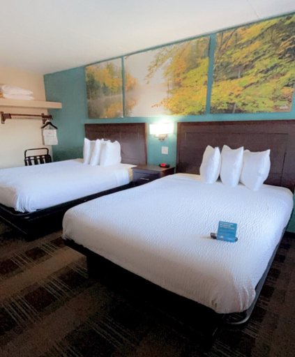 Bedroom 3, Days Inn & Suites by Wyndham Springfield on I-44, Greene