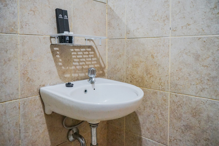 Bathroom 3, Simple And Minimalist Studio Apartment At Great Western Resort, Tangerang
