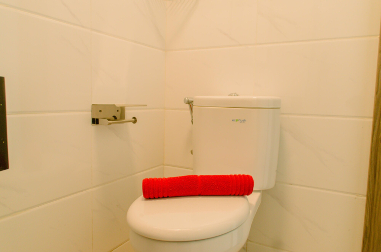 Bathroom 4, Minimalist And Homey Studio At Sky House Bsd Apartment, Tangerang Selatan
