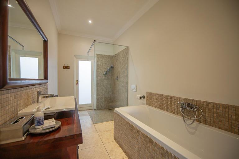 Bathroom 5, Belvedere Boutique Hotel, Windhoek East
