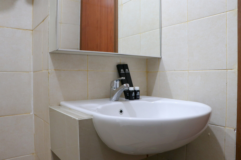 Bathroom 4, Comfort And Minimalist Studio At Maple Park Sunter Apartment, Jakarta Utara