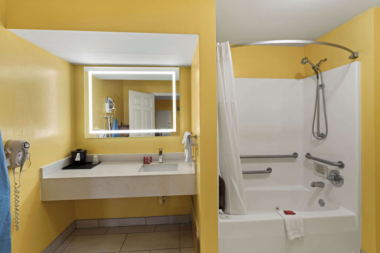 Bathroom 5, SureStay by Best Western Gulfport, Harrison