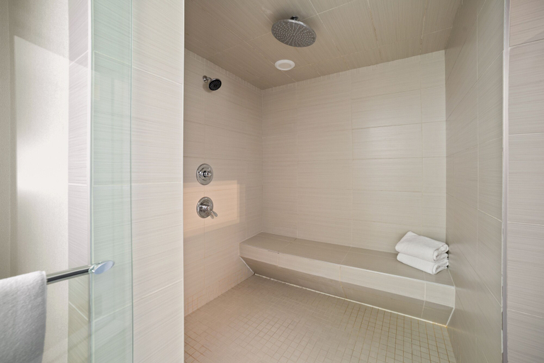Bathroom 4, The Kanata by BCMInns Blairmore, Division No. 15
