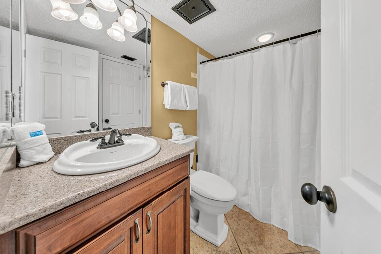 Bathroom 4, Commodore 203, Bay