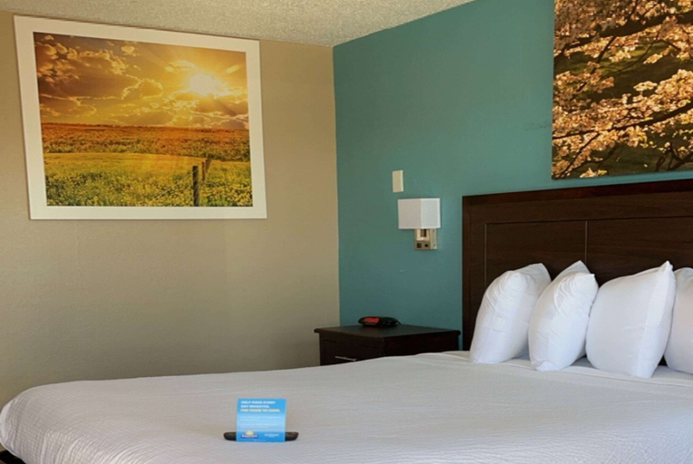 Bedroom 3, Days Inn & Suites by Wyndham Springfield on I-44, Greene
