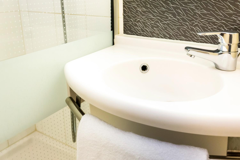 Bathroom 4, ibis Dieppe Val Druel, Seine-Maritime